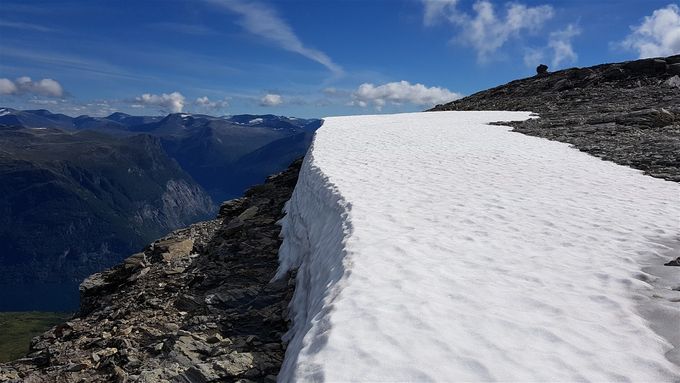 Kanskje er det denne snøskavlen ved toppen av Kvitegga som er årsak til navnet. Ned til venstre ser en Synnylvsfjorden