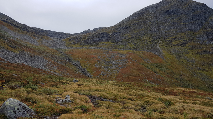 Mer høstlige farger på turen opp mot skaret med vatnene og topp 1222 m.o.h til høyre