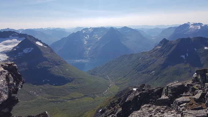 Utsikt ned mot Trandalen med Dalegubben og Sylvkallen midt imot på andre siden av Hjørundfjorden