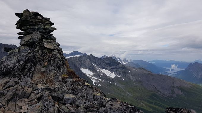 Toppvarden med utsikt mot nordvest og Sykkylven. Fjelltoppene midt på bildet er Kløvheitindane
