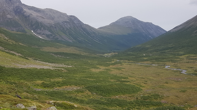 Utsikt fra Svartdalskjeften ned Vatnedalen med Instesætra midt i bildet