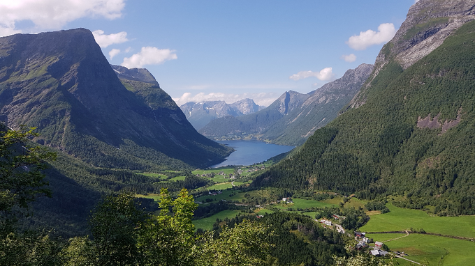 Utsikt mot Øye og Urke  med bl.a. Saksa i bakgrunnen fra Nakkjen