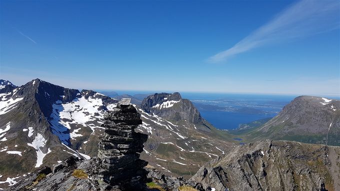 Utsikt ved v aredn mot nordvest og Ålesund. Hundatinden midt i bildet. Synnavindsnipa til venstre.  Til høyre ligger Keipen i forgrunn og Skopphornet bakom. Megardsdalen er det en ser ned igjennom