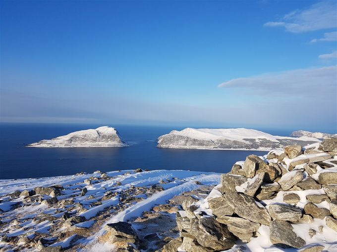 Utsikt fra Hidsegga mot vest med Skorpa og Nerlandsøy