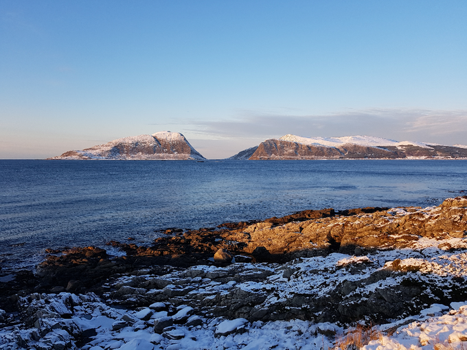 Fra strandkanten ved Hide ser en mot vest Skorpa og Nerlandsøy