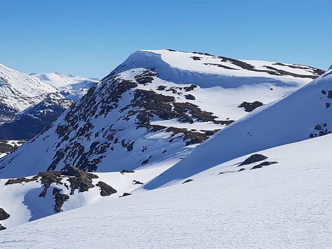 Forseggene 828 m.o.h  sees mot øst på veien ned mot Brekka. Bildet er fra medio april -2019 med høy skavl langs toppen på nordli side