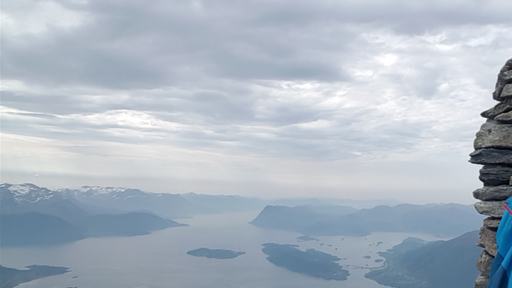 På Liahornet med utsikt ned mot Ørstafjorden og utover Rovdefjorden
