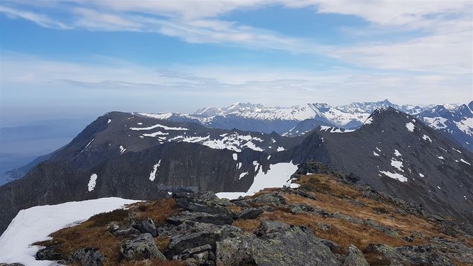 PÅ Liahornet med utsikt til bake til Grøthornet til høyre og Bergehornet til venstre. Fjernt i horisonten ser en Molladalstindane med Jønshorn