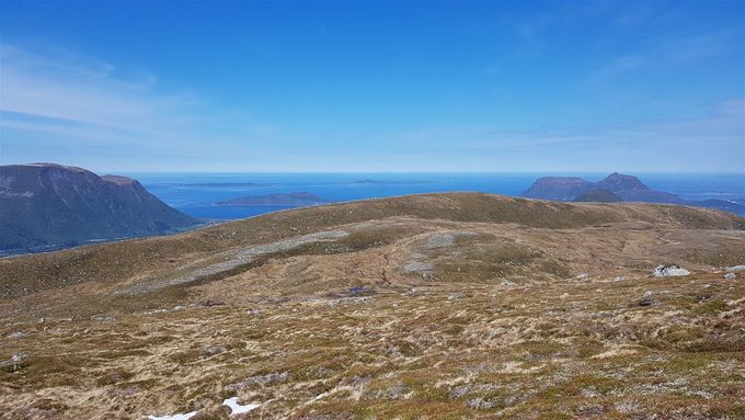 Sett fra Grødet ryggen med Hovsetheia som fører ut mot Hellenakken, som en kan se stikke opp som en mørkgrønn koll til høyre (bakom ligger Midøya med Bløkallen)