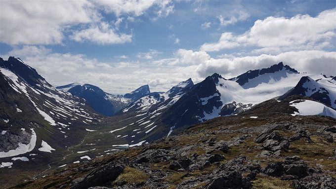 Utsikt fra Bolten opp Habostaddalen med Patchellhytta . Brekketindane til høyre og Smørskredtindane til venstre. I bakgrunnen sees den karakteristiske Jakta