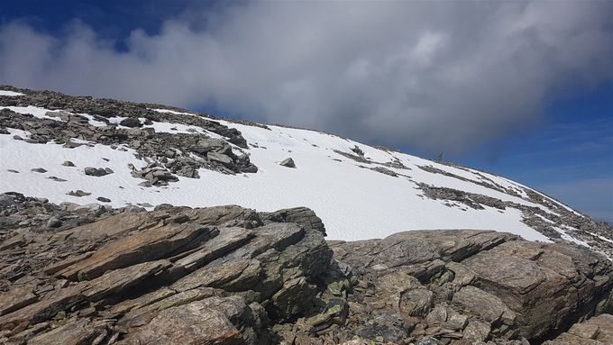 Turen tatt midt i juli med en del snø mot toppen på Auskjeret, men ikke noe problem  å gå over . Kunne være bløt (pga nysnø 1-2 uker forut)