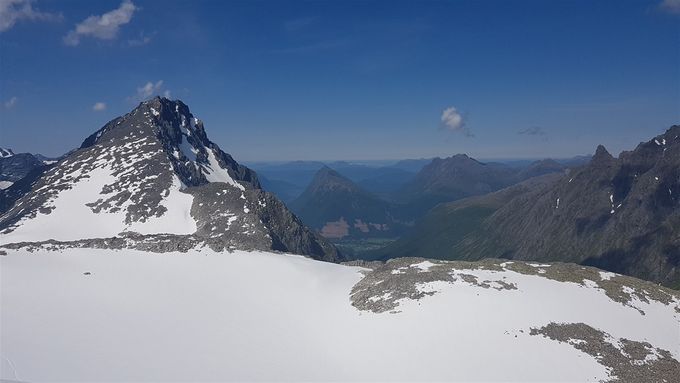 Utsikt mot Brunstadhornet. Midt på bildet ligger Dravlausegga og Urfjellet med Hammarsettindane