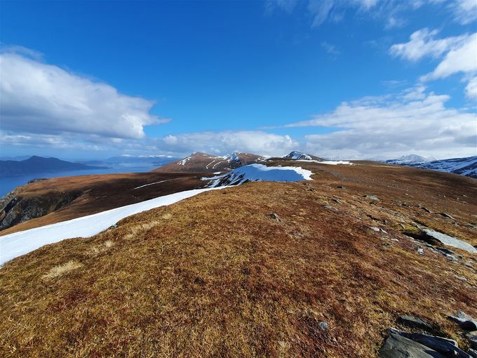 Utsikt fra Veten mot Smørkinna omtrent midt på bildet og Sneldelida litt til høyre for midten. Toppen litt til venstre for midten er Skolma. Til venstre er Godøya