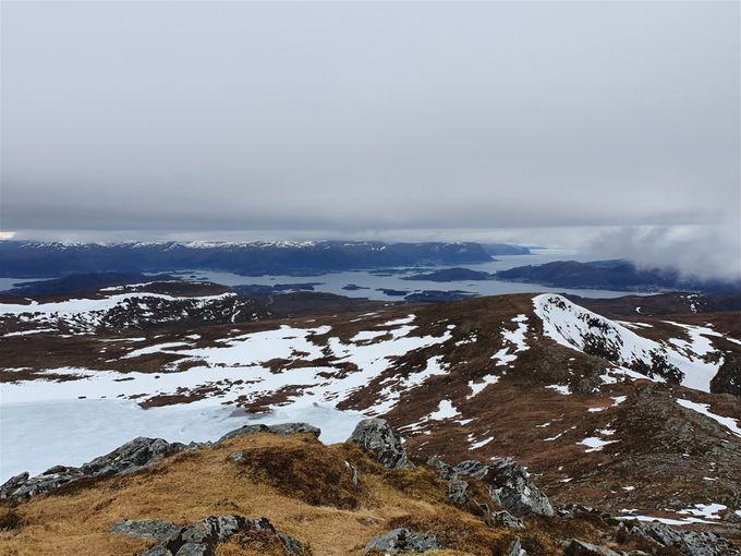 Utsikt fra Brørene mot sydvest. Gurskøya i bakgrunn. Isbelagt Mosvatnet. Sarshornet til høyre