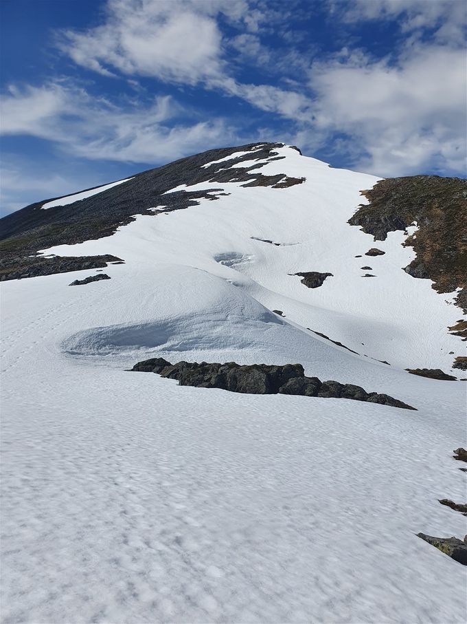 Veien opp på Blåfjellet gikk til venstre for snøpartiet på sørøstsiden av fjellet