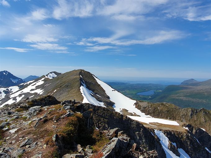 Utsikt fra Blåfjellet mot Stordalstinden. Farstad i det fjerne