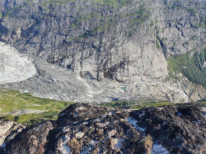 Her er enden av Brenndalsbreen sett fra Flatefjellet